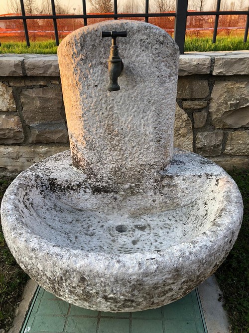 Fontana in pietra vera